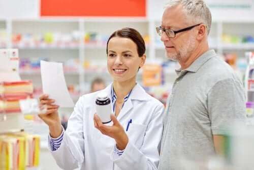 Apotheker geeft uitleg medicijnen