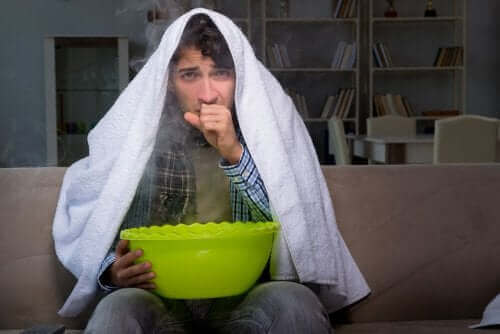 Man zit met een hete bak met water op de bank