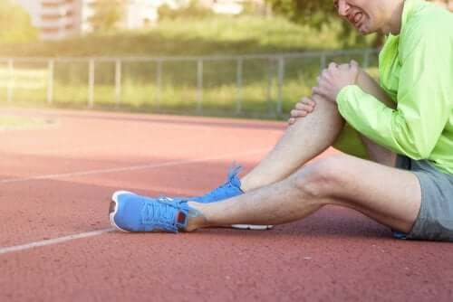 Man houdt zijn pijnlijke knie vast