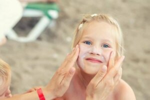 De huidverzorging van kinderen in de zomer