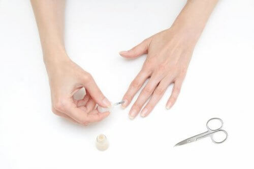 Hoe je nagels te lakken zonder het op je huid te krijgen