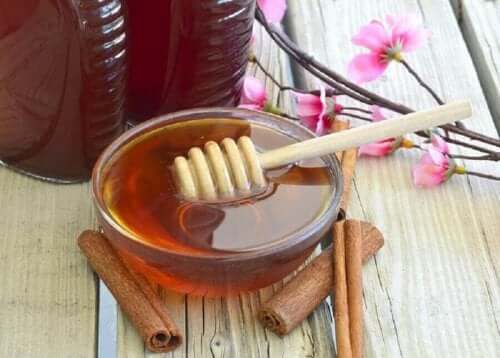 Remedie met honing en kaneel