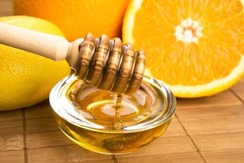 Remedie met honing, sinaasappel en gember