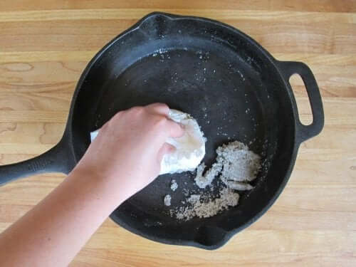 Iemand maakt een pan schoon