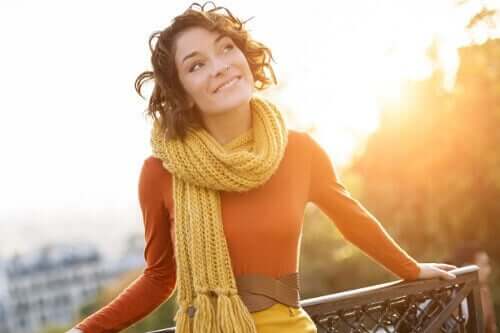 Vrouw geniet van het buiten zijn