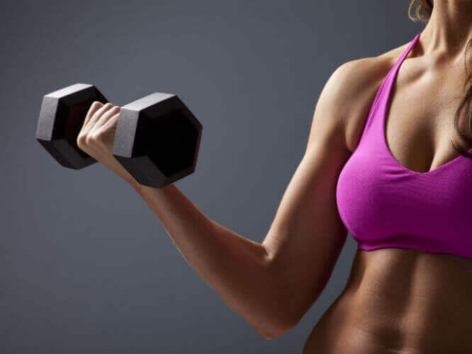 Vrouw traint met een dumbbell