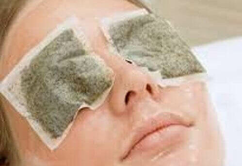 Vrouw met theezakjes op haar ogen