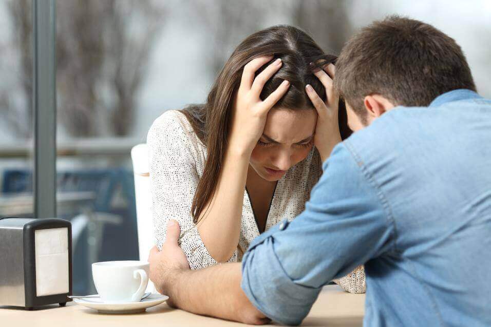 Man en vrouw bespreken uit elkaar gaan