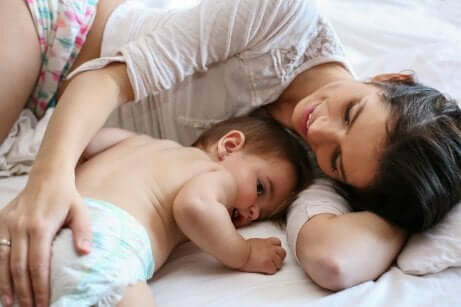 Een alleenstaande moeder met haar baby