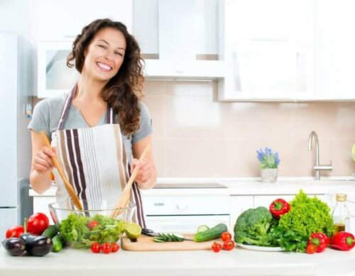 Een vrouw bereid een salade