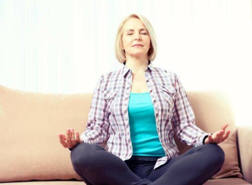 Een vrouw doet aan meditatie