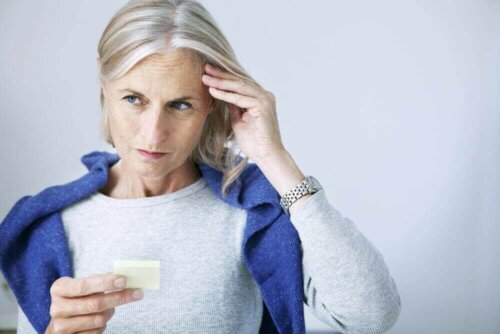 Een vrouw probeert iets uit haar hoofd te leren