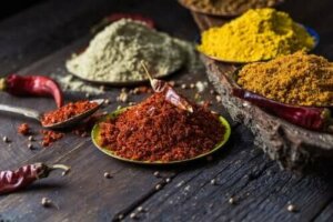 5 natuurlijke specerijen om kniepijn te bestrijden