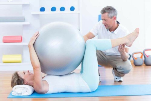 Een vrouw doet aan pilates