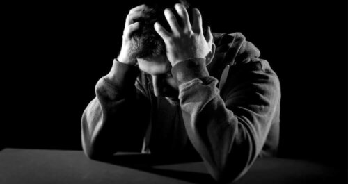 Een man met zijn handen in zijn haar