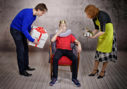 Een kind met een kroon op het hoofd en ouders als dienstbodes