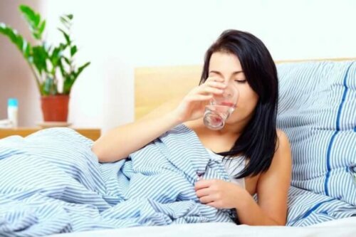 Een glas water drinken op een lege maag