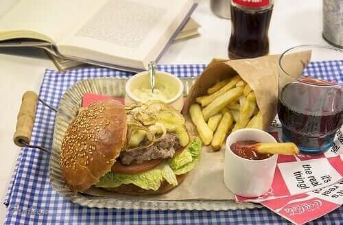 Hamburger met patat en een cola