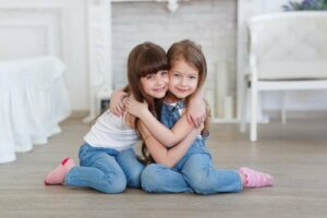 Hoe leer je je kinderen wie een echte vriend is
