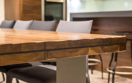 Een houten tafel