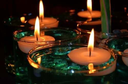 Kaarsen geven het huis een gezellige sfeer