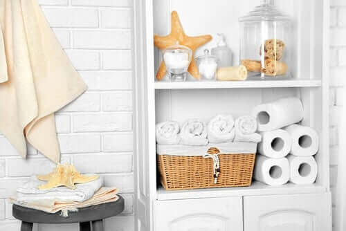 Potten als opbergmiddelen in de kast