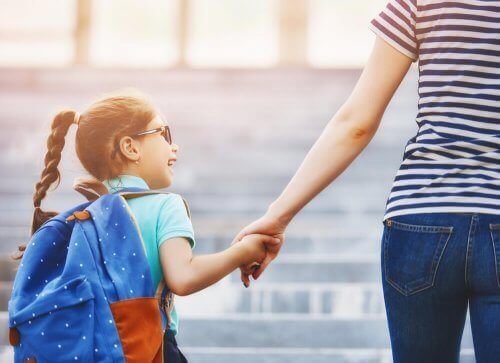Kind aan de hand van ouder op weg naar de beste school