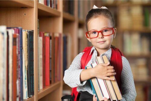 Een kind met een stapel boeken