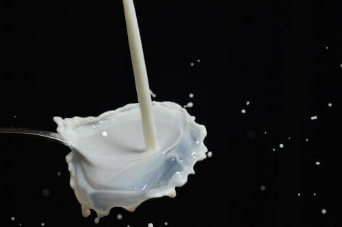 Melk spat op een lepel