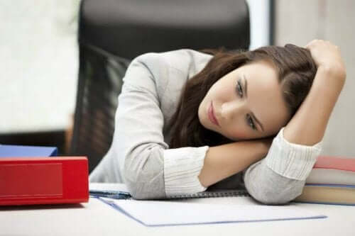 Een depressieve vrouw op haar werk