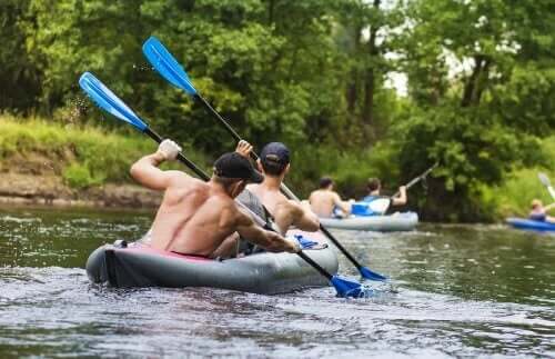 Mannen kanoën op een rivier