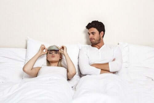 Een stel ligt in bed