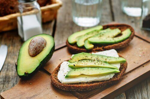 Veganistische kaas op brood met avocado