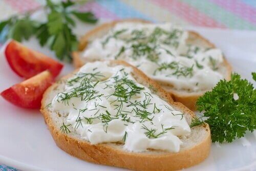 Veganistische kaas op brood