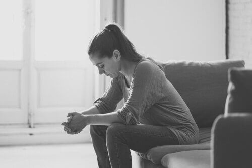 Verdrietige vrouw op de bank