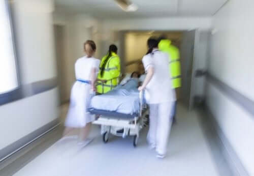 Hulpverleners en artsen in een ziekenhuis