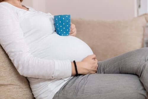 Zwangere vrouw drinkt een kop thee