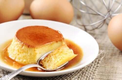 Bereiding van de caloriearme flan Napolitano