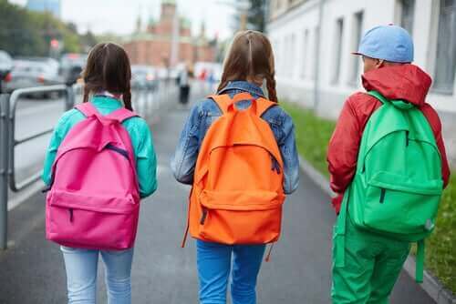 Kinderen met rugzakken