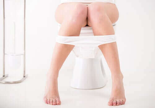 Een vrouw op het toilet
