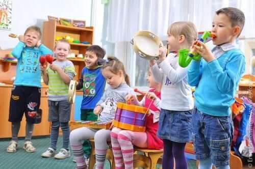 Kinderen met muziekinstrumenten