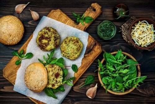 Veganistische burgers met quinoa
