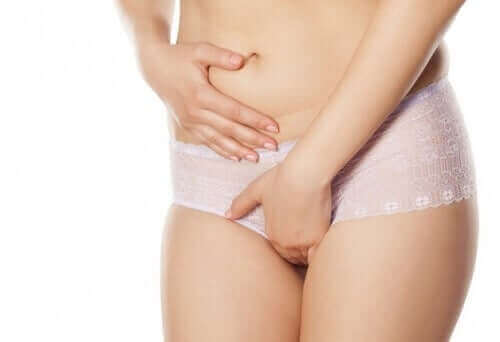 Vrouw houdt buik en vagina vast