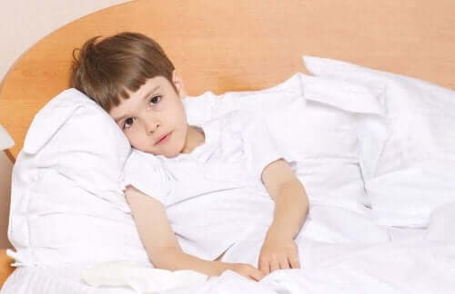 Een kind ligt ziek in bed