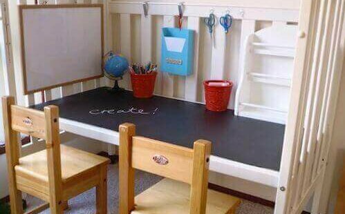 Een bureau van een babybedje