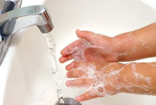 Je handen wassen om bacterieën te voorkomen