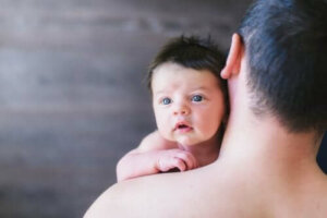 Hoe kun je je baby helpen om gas te verdrijven?