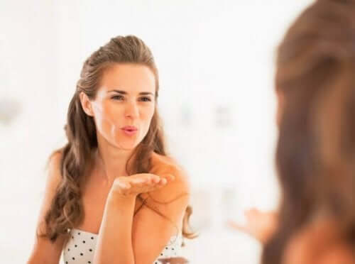 Een vrouw blaast een kus naar iemand anders