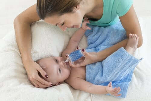 Drie manieren om de neus van je kind te spoelen