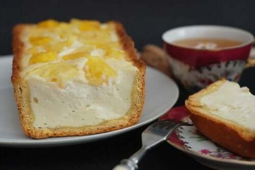 Een stuk cheesecake op een bord